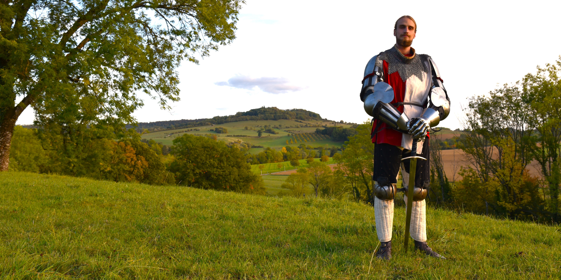 L'auteur en armure dans un champs