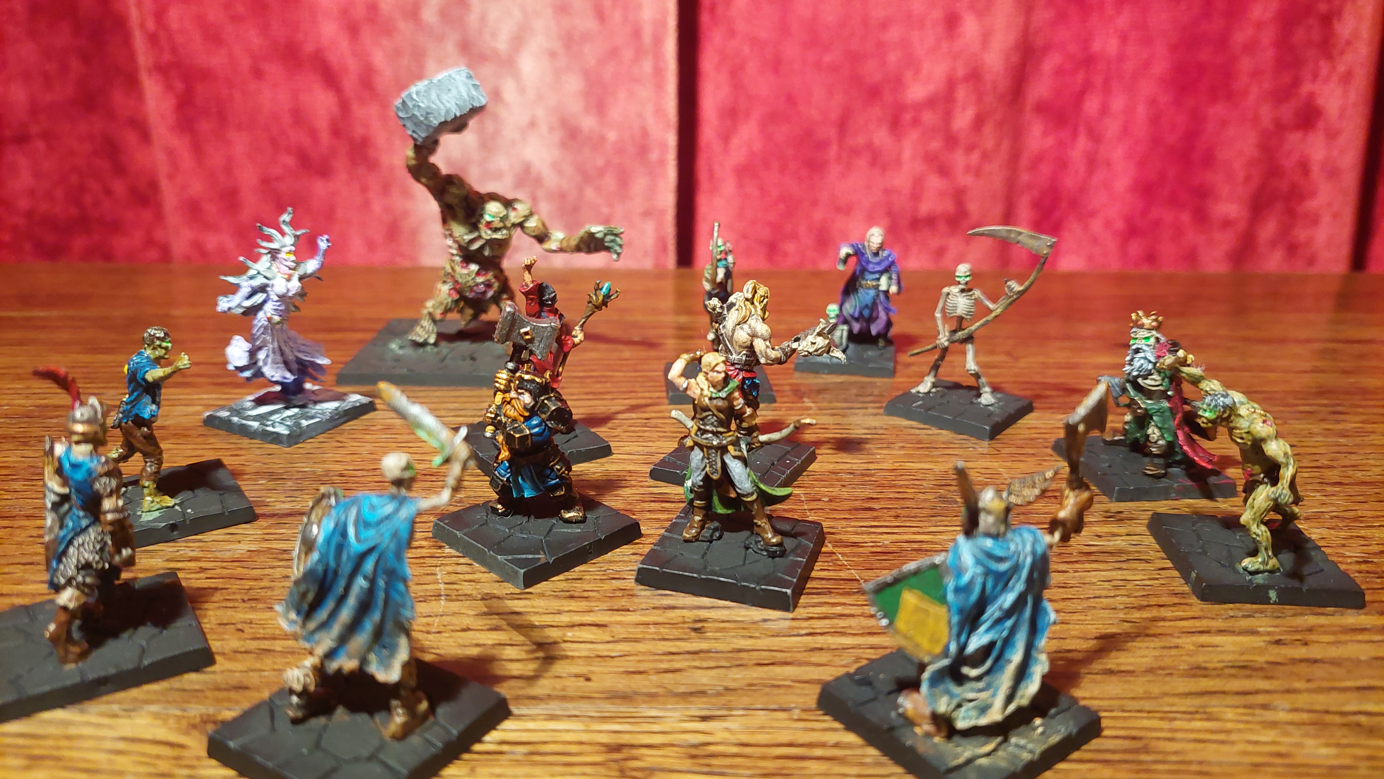 Photo d'un groupe de figurines héroiques affrontant une horde de mort-vivants. Ces figurines proviennent de la gamme Dungeon Saga de la société Mantic Game.
