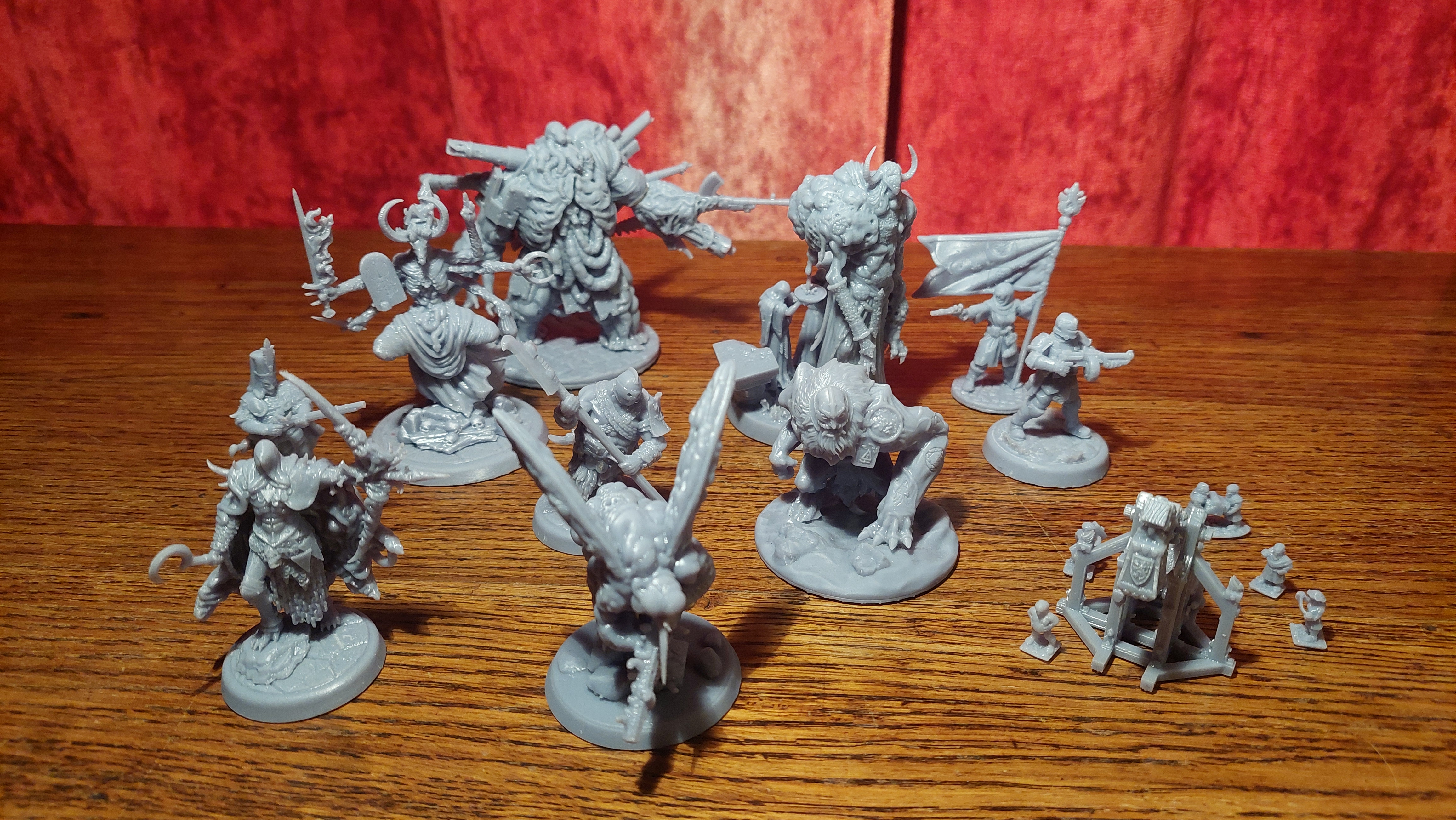 Photo d'un groupe de figurines en résine non peintes. Elles proviennent des gammes de Trench Crusade et Forest Dragon.