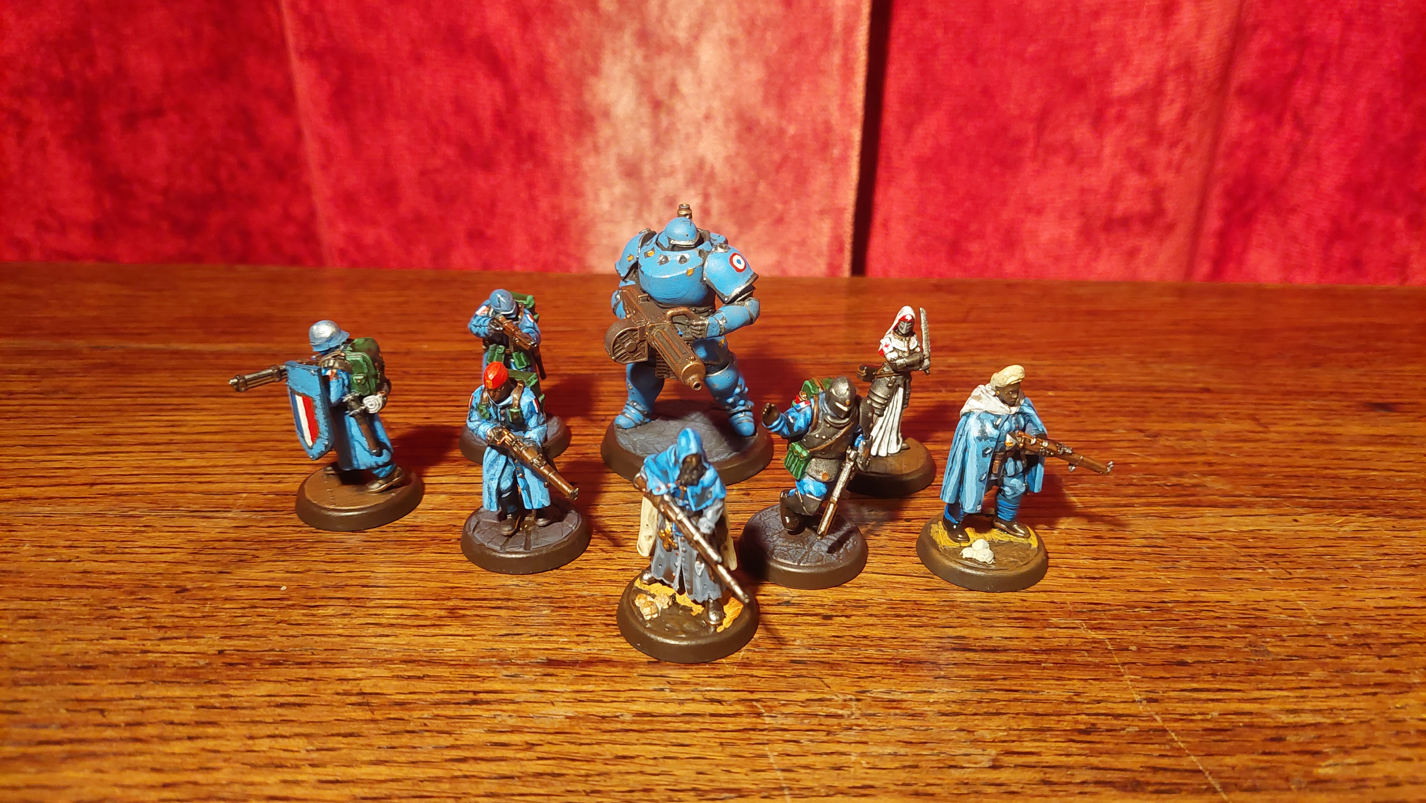 Photo d'un groupe de figurines de la gamme Trench Crusade. Elles appartiennent à la faction de la Nouvelle Antioche, peintes au couleur de l'armée française en 1917.